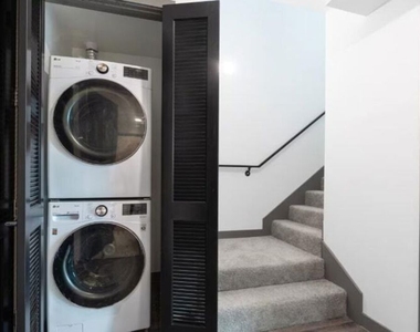 552 N Hobart Boulevard - Photo Thumbnail 8