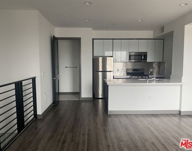 552 N Hobart Boulevard - Photo Thumbnail 7