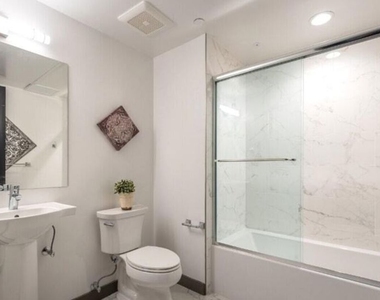 552 N Hobart Boulevard - Photo Thumbnail 4