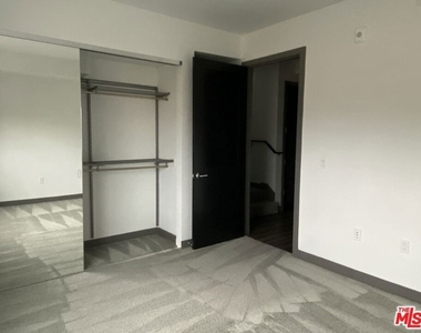 552 N Hobart Boulevard - Photo Thumbnail 3