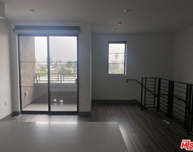 552 N Hobart Boulevard - Photo Thumbnail 6