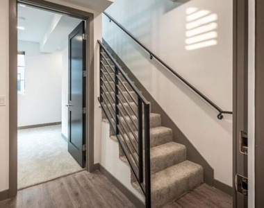 552 N Hobart Boulevard - Photo Thumbnail 1