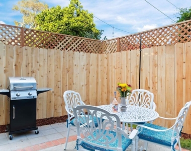 721 Glenview - Photo Thumbnail 15