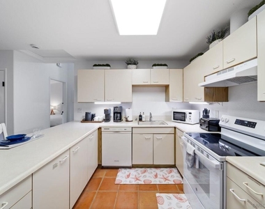 721 Glenview - Photo Thumbnail 20