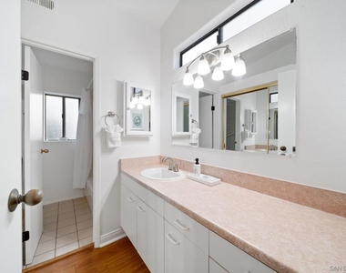 721 Glenview - Photo Thumbnail 18