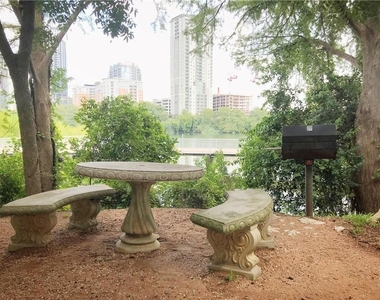 500 E Riverside Dr - Photo Thumbnail 11