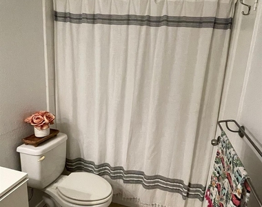 1514 Parker Ln - Photo Thumbnail 9