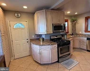 4033 Greenmount Avenue - Photo Thumbnail 7
