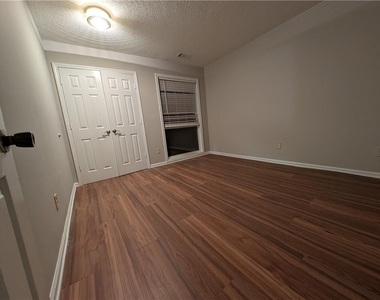 5582 Estates Court - Photo Thumbnail 7