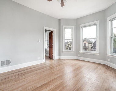 4326 N Avers Avenue - Photo Thumbnail 12