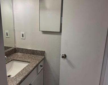 9507 Braeburn Glen Boulevard - Photo Thumbnail 12