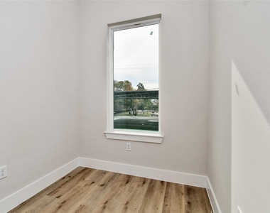 3231 Tuam Street - Photo Thumbnail 37