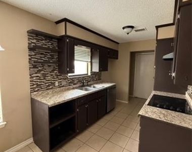 614 Circle Creek Drive - Photo Thumbnail 3