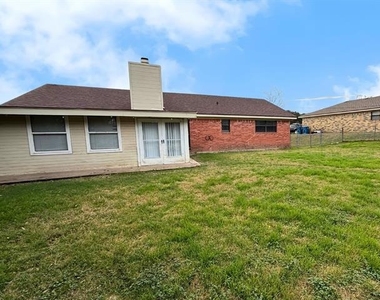 614 Circle Creek Drive - Photo Thumbnail 10