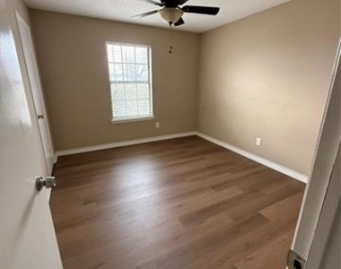 614 Circle Creek Drive - Photo Thumbnail 7