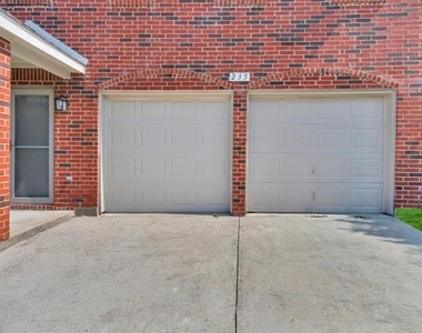 235 Yale Boulevard - Photo Thumbnail 4