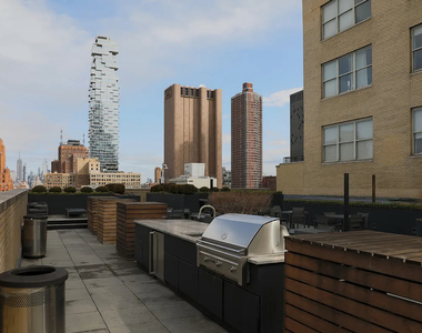 West Broadway, Tribeca, Downtown Manhattan - Photo Thumbnail 7