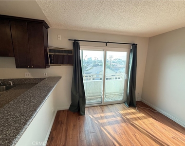 400 N Hobart Boulevard - Photo Thumbnail 12