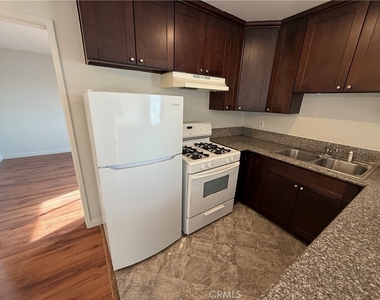 400 N Hobart Boulevard - Photo Thumbnail 11