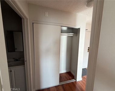 400 N Hobart Boulevard - Photo Thumbnail 14