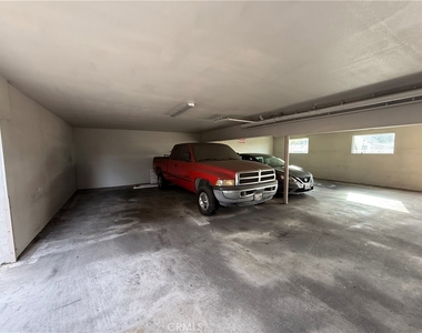400 N Hobart Boulevard - Photo Thumbnail 17