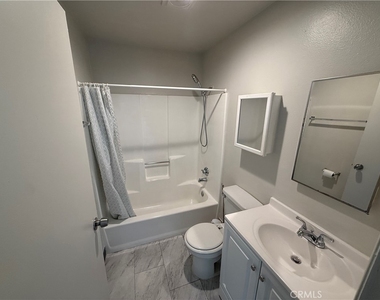 400 N Hobart Boulevard - Photo Thumbnail 3