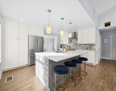 37 Maryland Boulevard - Photo Thumbnail 7