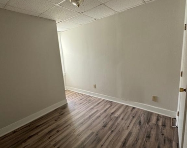 525 E Market Street - Photo Thumbnail 11