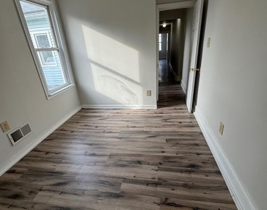 525 E Market Street - Photo Thumbnail 12