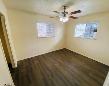 1710 Ledgewood Dr - Photo Thumbnail 7