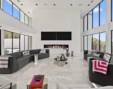 1501 Ridgecrest Dr - Photo Thumbnail 5