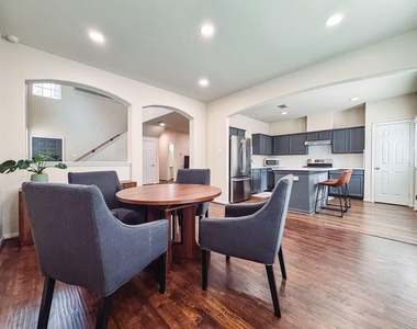 3923 Calgary Circle - Photo Thumbnail 5