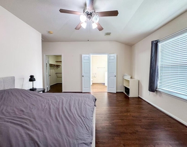 3923 Calgary Circle - Photo Thumbnail 13
