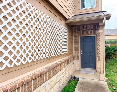 3923 Calgary Circle - Photo Thumbnail 1