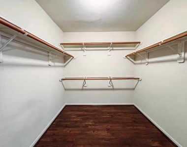 3923 Calgary Circle - Photo Thumbnail 16