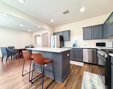 3923 Calgary Circle - Photo Thumbnail 7