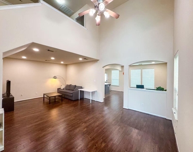 3923 Calgary Circle - Photo Thumbnail 3