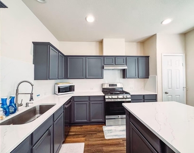 3923 Calgary Circle - Photo Thumbnail 6