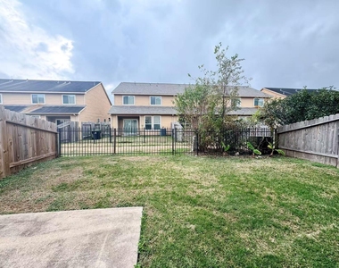 3923 Calgary Circle - Photo Thumbnail 24