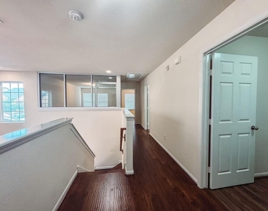 3923 Calgary Circle - Photo Thumbnail 10