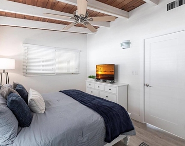 6006 Midnight Pass Road - Photo Thumbnail 12