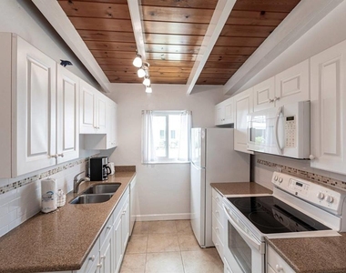 6006 Midnight Pass Road - Photo Thumbnail 4