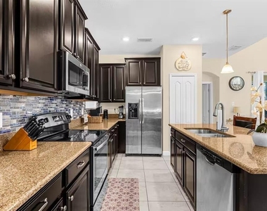 8802 Bamboo Palm Court - Photo Thumbnail 10