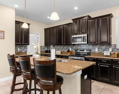 8802 Bamboo Palm Court - Photo Thumbnail 9