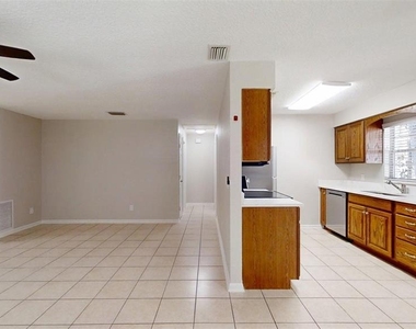 224 W Mcclendon Street - Photo Thumbnail 4