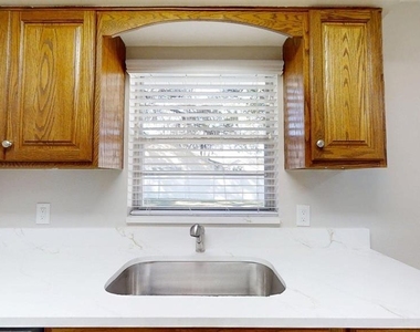 224 W Mcclendon Street - Photo Thumbnail 9