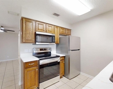 224 W Mcclendon Street - Photo Thumbnail 7