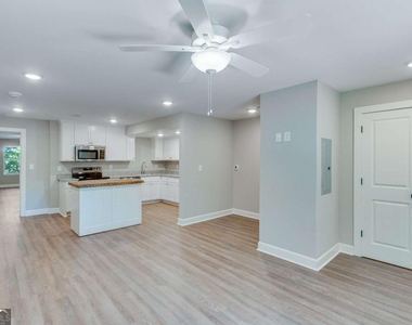 710 Jesse Jewell Parkway Se - Photo Thumbnail 4