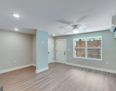 710 Jesse Jewell Parkway Se - Photo Thumbnail 5