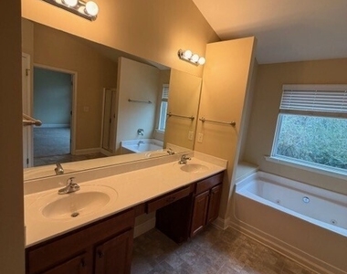 157 Northfield Circle - Photo Thumbnail 6